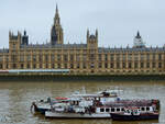 Das Ausflugsschiff PRINCESS FREDA war neben zwei anderen Schiffen auf der Themse in London zu sehen. (September 2013)