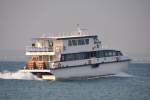 LAZISE (Provinz Verona), 05.10.2011, Fahrgastschiff Freccia del Garda auf dem Weg nach Bardolino