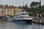 Katamaran Verga, BJ 2003; L 27,7 m; B 6 m; Passagiere 300; liegt am Anleger des Hafens von Peschira del Garda.