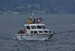 Vollbesetztes Ausflugboot, Super Star, nhert sich dem Anleger von Malcesine am Gardasee.