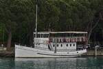 Das Ausflugschiff Mincio liegt im Hafengebiet von Peschira del Garda am Kai. 05.2025
