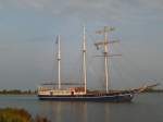 ADMIRAAL VAN KINSBERGEN (ENI 02302173) am 7.9.2014 Enkhuizen / NL  auslaufend /   3-Mast Segelcharterschiff / Lüa 50 m, B 6,6 m, Tg 2,1 m / 10 Segel, Segelfläche: 600 m² ; 1 Diesel;