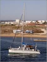 Die PECHEUR DE LUNE liegt am 12.10.2011 im Rio Arade Hhe Ferragudo vor Anker.