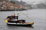 Die 1998 gebaute DOURO ACIMA am 08.05.2015 vor der Kulisse Portos. Sie ist 25 m lang, 5,23 m breit und bietet 73 Personen Platz. Als Heimathafen ist Douro (Portugal) angegeben.