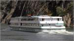 Die 2003 gebaute FERNAO DE MAGALHAES (ENI 1823118G) am 06.05.2015 auf dem Douro. Sie ist 75 m lang, 11,4 m breit und bietet 142 Passagieren Platz. Heimathafen ist Strasbourg (Frankreich).