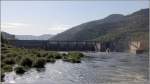 Das Unterwasser der Schleuse Regua am Douro. Die Schleuse wurde 1973 bis 1978 gebaut und hat eine Fall-/Hubhöhe von 28,5 m. Die Schleusenkammer hat eine nutzbare Länge von 83 m und eine Breite von 11,4 m. 07.05.2015