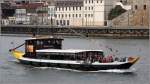 Die 2002 gebaute MEMÒRIAS DO DOURO (Nat. Reg. Nr. P-170-AL) ist am 02.05.2015 auf dem Douro vor der Kulisse Portos unterwegs. Sie ist 30 m lang, 6,3 m breit und bietet 108 Personen Platz.