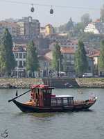Das Ausflugsboot  Catraios de Douro  war ohne Fahrgäste unterwegs. (Porto, Mai 2013)