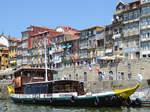 Ein Ausflugsboot  Douro-Acima  wartet auf seine Fahrgäste (Porto, Mai 2013)