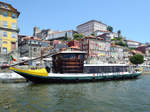 Ein Ausflugsboot  Memórias do Douro  in Porto (Mai 2013)