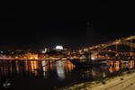 Das  Cais de Gaia  mit den Rabelo-Booten zum Transport von Weinfässern bei Nacht (Porto, Mai 2013) 