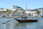 Das klassische Rabelo-Boot  Infanta Isabel  zum Transport von Weinfässern am  Cais de Gaia  in Porto (Mai 2013)