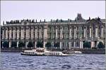Ein Ausflugsschiff auf der Newa vor dem Winterpalais (Eremitage) in St. Petersburg. Scan eines Dias aus dem August 1974.