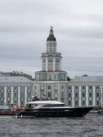 Die Yacht Millenium auf der Newa in St. Petersburg, 16.7.17