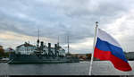 Verschiedene Ansichten des Panzerdeckkreuzers  Aurora , ein Kriegsschiff der ehemaligen Kaiserlich Russischen Marine und seit 1956 als Museumsschiff in Sankt Petersburg (RUS) stationiert. Am Abend des 25. Oktobers 1917 gab die Aurora mit einem Platzpatronenschuss aus der Bugkanone das Signal für den Sturm auf das Winterpalais – dieser Schuss gilt als Beginn der russischen Oktoberrevolution. Hier ein Experiment mit der russischen Flagge. [8.10.2019 | 14:54 Uhr]
