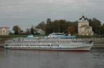Das Flusskreuzfahrtschiff MS Alexander Tanitsch vor der Stadtkulisse von Uglitsch / Russland.