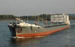 Ein Tanker >Volga-Flot 2< auf der Wolga. Das Schiff hat eine Länge von 140 m und eine Breite von 17 m und hat eine maximale Geschwindigkeit von 7 Knoten. Aufgenommen am19.09.2010.

