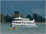 Das Passagierschiff  VILLE DE GENEVE  steuert die Anlegestelle von Vevey marche an, gesehen am 25.05.2012. Schiffsdaten: Bj 1978; L 47,2m; B 9.4m, Motorleistung 2 x 400 kw; 20 km/h und hat Platz fr 560 Personen. Bauwerft: Bodanwerft Gmbh Kressborn.