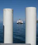 Anfahrt des Dampfschiffes Vevey auf die Anlegestelle Vevey.
(Juli 2008)