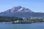 Das Fahrgastschiff Europa hat gerade den Hafen von Luzern verlassen und quert nun 
den Vierwaldsttter See am 17.05.2009. 