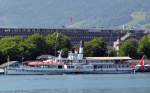 Der Schaufelraddampfer ,,URI´´ auf dem Vierwaldsttter See in Luzern, im Hintergrund erinnert die historische Eingangspforte auf dem Bahnhofplatz vom  alten,1896 erffneten Bahnhof. Abgelichtet am 18.06.2013.