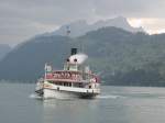 DS Unterwalden (Vierwaldstttersee) mit Gewitterfront ber dem Pilatus im Hintergrund unterwegs vor Beckenried.