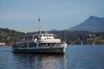 Luzern - Landungsbrcken. Gleich legt das Motorschiff Winkelried an einem schnen Herbstsonntag an.Rechts im Hintergrund die Rigi. 22.10.2006