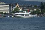 Während des  Züri Fäscht 2010  herrschte auf dem Zürichsee reger Verkehr. Hier nähert sich die MS  Albis  dem Bürkliplatz. (2.7.10)
