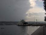 Das Fhrschiff  Horgen  wartet bei Gewitterstimmung im Sommer 2006 in Meilen auf Autos, um diese nach Horgen zu bringen.