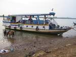 Namenloses Ausflugsboot;  Eigner/Betreiber: Mong Say Tourism; Aufnahmeort: Mekong (Flussinsel Koh Oknatey), Kambodscha; Datum: 17.04.2007; Info: Die bewohnte Mekonginsel Koh Oknatey befindet sich