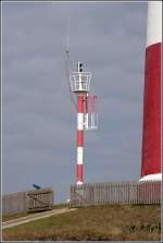 Das Oberfeuer der ehemaligen Richtfeuerstrecke Amrum Hafen steht neben dem Leuchtturm Amrum. Aufnahmedatum: 06.09.2006