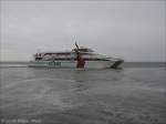 Ein Katamaran der AG Ems, MS Polarstern, legt am 27.08.2006 fr die berfahrt nach Emden auf Borkum ab.