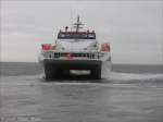 Ein Katamaran der AG Ems, MS Polarstern, legt am 27.08.2006 fr die berfahrt nach Emden auf Borkum ab.