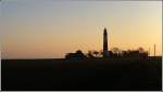 Der Leuchtturm Flgge, im Sdwesten der Insel Fehmarn gelegen, vor dem abendlichen Himmel des 23.02.2003.