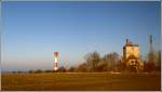 Das Quermarken- und Orientierungsfeuer Marienleuchte steht an der Nordostkste der Insel Fehmarn. Der alte Turm (rechts im Bild) war von 1832 bis 1967 in Betrieb. Der neue, 40 m hohe Turm ist seit 1967 in Betrieb. Scan eines Dias vom 23.02.2003