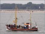 SW 6 aus Wyk auf Fhr ist am 02.09.2006 mit einer  Ladung  Touristen zu einem Trn um Fhr unterwegs. Im Hintergrund ist der kleine Leuchtturm Olhrn zu erkennen.
