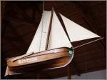 Das Votivschiff HOFFNUNG hngt in der St. Nicolai-Kirche auf Helgoland. Es ist ein Modell einer alten Helgolnder Schaluppe und wurde bereits 1911 in die damalige Inselkirche gebracht. 22.08.2010