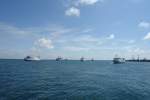 Bild Nr. 7 meines Tagesausflugs nach Helgoland vom 05.07.2007.
Bis auf die zwei Katamarane mssen alle Fhren auf der Helgolnder Reede ankern. Die Fahrgste werden mit den so genannten Brtebooten von den Schiffen an Land gebracht.