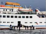 Die Passagiere der Fahrgastschiffe nach Helgoland werden mit Brtebooten aus- und zur Rckfahrt wieder eingebootet. Hier ist HEL 4 CLAUDIA an der FUNNY GIRL lngsseits gegangen. 30.04.2012