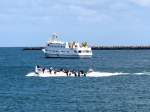 Ein Börteboot bringt Passagiere von der M/S  Atlantis  nach Helgoland.