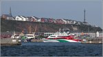 Die von Hamburg gekommene HALUNDER JET (IMO 9281671) steuert am 31.08.2016 im Südhafen von Helgoland ihren Liegeplatz an. Sie ist 51 m lang, 12 m breit und bieten 579 Passagieren Platz.