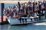 Vor dem Börteboot HEL 36 HAMBORGER LOCK stehen Passagiere Schlange, um zu ihrem auf Reede liegenden Fahrgastschiff gebracht zu werden. Helgoland, 31.08.2016.