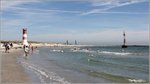 Die Richtfeuerstrecke Helgoland Düne mit dem Oberfeuer auf dem Südstrand (links) und dem im Wasser stehenden Unterfeuer. 31.08.2016