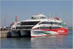 Die neue HALUNDER JET (IMO 9825295) ist erst seit dem 28. April 2018 im Liniendienst zwischen Hamburg und Helgoland im Einsatz. Hier liegt sie am 14.05.2018 in Helgoland. Sie ist 56,4 m lang und 14 m breit, die GT/BRZ beträgt 1.231 und die DWT 96 t. Ihre vier Maschinen leisten 8.960 kw und ermöglichen eine Spitzengeschwindigkeit von 36 kn. 680 Passagieren finden auf ihr Platz. Heimathafen ist Limassol (Zypern).