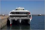 Frontansicht der neuen HALUNDER JET (IMO 9825295). Neu ist das Außendeck im Bugbereich. Hier liegt sie am 14.05.2018 in Helgoland. Sie ist 56,4 m lang und 14 m breit, die GT/BRZ beträgt 1.231 und die DWT 96 t. Ihre vier Maschinen leisten 8.960 kw und ermöglichen eine Spitzengeschwindigkeit von 36 kn. 680 Passagieren finden auf ihr Platz. Heimathafen ist Limassol (Zypern).