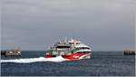 Die 2018 gebaute HALUNDER JET (IMO 9825295) verlässt den Südhafen von Helgoland in Richtung Hamburg. Sie ist 56,4 m lang und 14 m breit, die GT/BRZ beträgt 1.231 und die DWT 96 t. Ihre vier Maschinen leisten 8.960 kw und ermöglichen eine Spitzengeschwindigkeit von 36 kn. 680 Passagieren finden auf ihr Platz. Heimathafen ist Limassol (Zypern). 05.07.2019