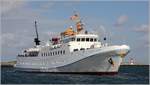 Die 1973 gebaute FUNNY GIRL (IMO 7315569) liegt vor Helgoland-Düne auf Reede. Die FUNNY GIRL ist 68,44 m lang, 10,32 m breit und bietet 799 Passagieren Platz. Heimathafen ist Cuxhaven. Rechts im Bild ist das Oberfeuer Düne zu sehen. 12.09.2019