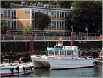 Mit der NATHURN werden Rundfahrten um die Inel Helgoland angeboten. Hier ist der 10 m lange und 5 m breite Katamaran an seinem Liegeplatz im Nordosthafen zu sehen. 12.09.2019