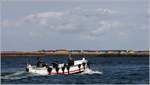 Das Helgoländer Börteboot  No 6  steuert mit einigen Fahrgästen die Helgoländer Düne an. 12.09.2019