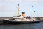 Der Dampfeisbrecher WAL (IMO 8862662) hat einen Törn von Bremerhaven nach Helgoland unternommen. Die WAL wurde 1938 gebaut, ist 50 m lang, 12,34 m breit und hat Bremerhaven als Heimathafen. Hier liegt er am 12.09.2019 im Vorhafen von Helgoland. 
 